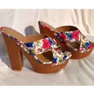 Qupid Criss Cross Floral Pumps w/ Clunky Heel